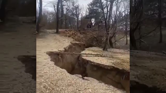 В Туапсинском районе из-за непогоды откололся берег. смотреть онлайн
