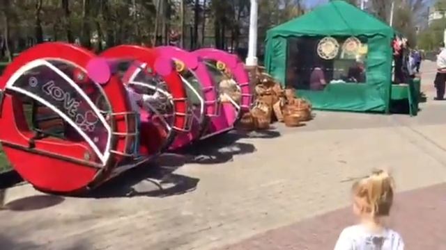 Прогулка в парке с дочками смотреть онлайн