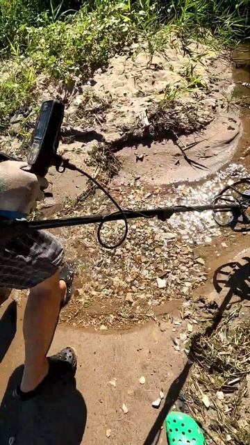 В поиске древностей проходим с металлоискателем по берегу Волги смотреть онлайн