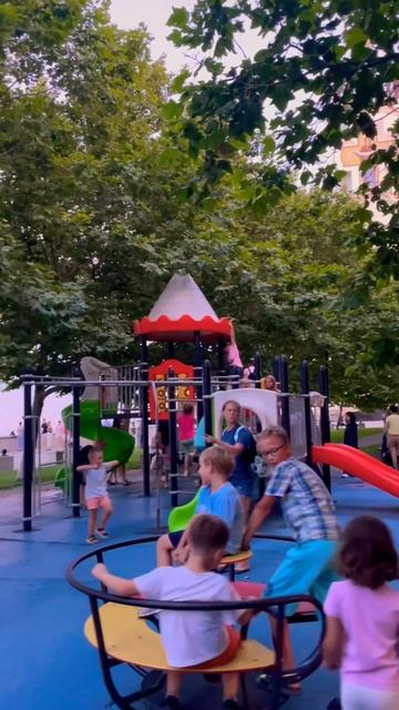 НОВОРОССИЙСК. Обстановка как на КУРОРТЕ. 18 июля 2023. #черноеморе #новороссийск #переезднаюг смотреть онлайн