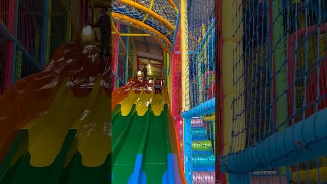 Володя лезет по горке вверх, в игровой Family Park в ТЦ «Юбилейный» г. Хабаровск, Володе 3,8 года смотреть онлайн