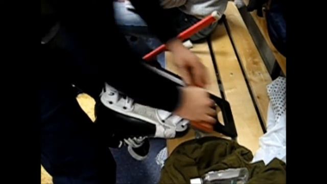 Skate sharpening with hand held sharpener for bandy. смотреть онлайн