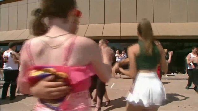 Baz Luhrmann Directs Outdoor Ballroom Dancing Event In Sydney смотреть онлайн