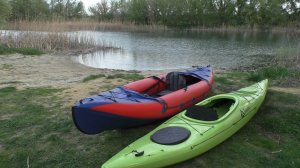 Сравнение байдарки Вега и речного каяка Traper с нагрузкой и без, а так же с разными вёслами.
