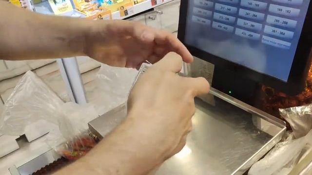 Australian Trying Russia's Favorite Chocolate (Ekaterinburg Алёнка) смотреть онлайн