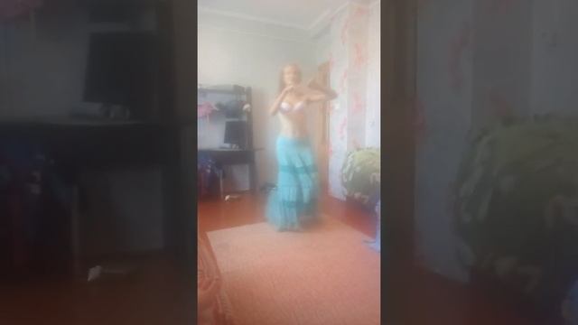 Дочь Настя танцует под восточную музыку смотреть онлайн