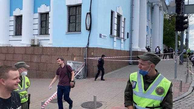 В центре Киева террорист угрожает взорвать банк в бизнес-центре смотреть онлайн