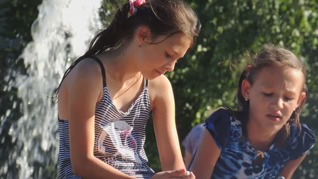 Дети играют у фонтана. смотреть онлайн