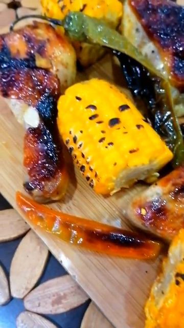 Румяная курочка с кукурузой в духовке💥Быстрый и вкусный ужин #shorts