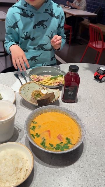 Семейный ужин в аэропорту в кафе Едим Летим 😁 смотреть онлайн