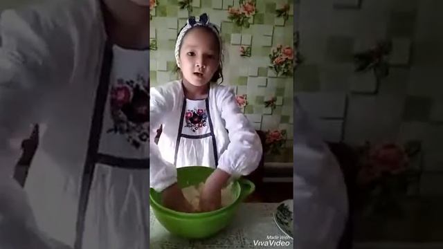 Кiшкентай қыз творожный пирог пiсiрдi