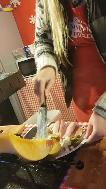 Жареный сыр раклет за 10 евро Брюгге Fried cheese raclette for 10 euros Brugge смотреть онлайн