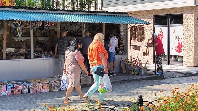 Моршин 2023: порожній центр Моршина, нема Лаванди, вулиця Івана Франка, неділя 10 вересня 2023 р. смотреть онлайн