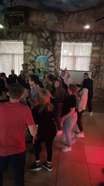 Ведущий качает народ на корпоративе. Вот это энергия. смотреть онлайн