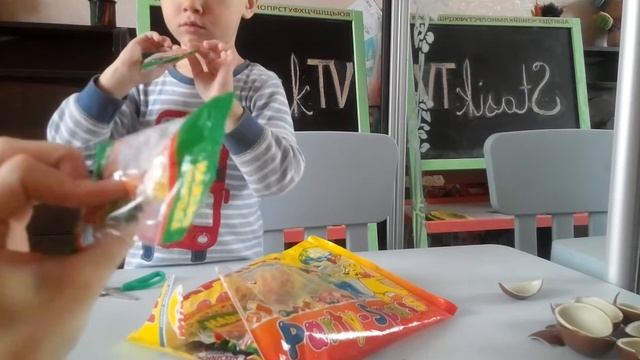 Кушаем сладости Kinder Haribo