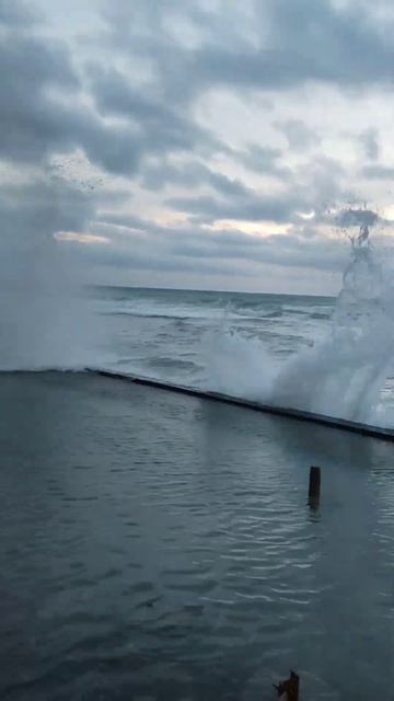 Анапа, Малая бухта 4 января #анапа #море #shorts смотреть онлайн