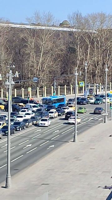 Москва пробка на Москворецкой набережной. Парящий мост Зарядье 🍎 смотреть онлайн