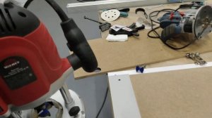 Как сделать отверстия под петли. Работаем фрезером с точностью до миллиметра.