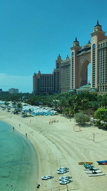 Захватывающий вид на отель Atlantis из окна монорельса в Дубае смотреть онлайн