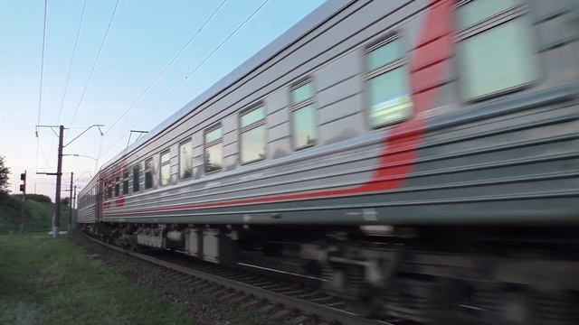 "Песок" ЭП1М-557 с поездом №232М Москва Киевская–Ейск прибывает на станцию Миллерово смотреть онлайн
