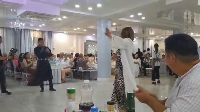 Ах,эта свадьба,свадьба пела и плясала.