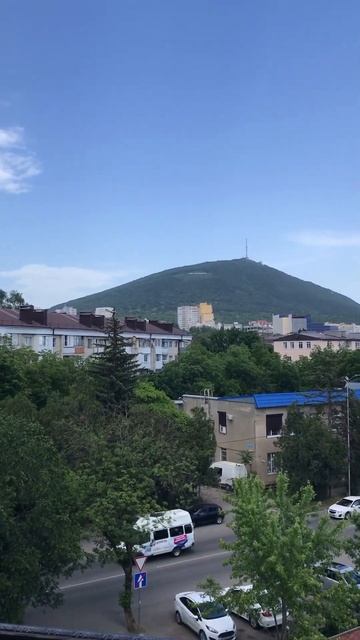 Вид в направлении города и горы Машук в Пятигорске из отеля «Olympos» смотреть онлайн
