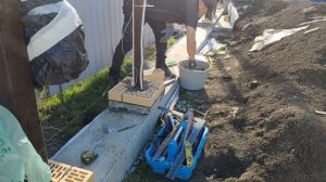 Первый ряд кирпичных колонн для забора