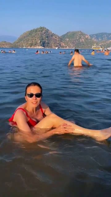 В Средиземном море кто-то кусается😅 #море #пляж #мармарис #путешествие смотреть онлайн