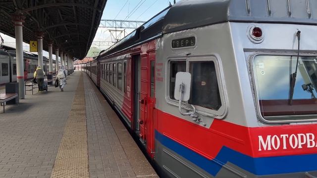 Прибытие тематического ЭТ2М-118 на Ленинградский вокзал, ЭТ2М-115 и случайно влетевший пакет… 🫠🤡 смотреть онлайн