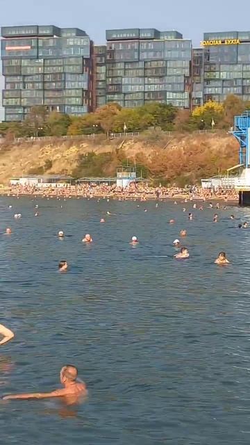 АНАПА. 1 октября 2023 г. +27, вода +22 гр. Малая бухта сегодня. Очень много отдыхающих. смотреть онлайн