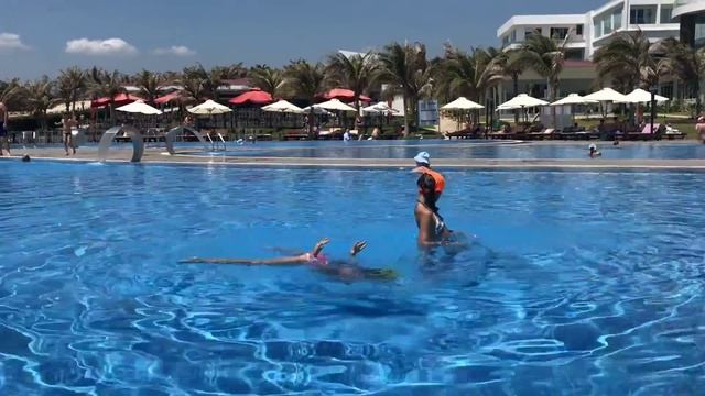 SWANDOR HOTEL Камрань Вьетнам У бассейна.