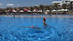 SWANDOR HOTEL Камрань Вьетнам У бассейна.