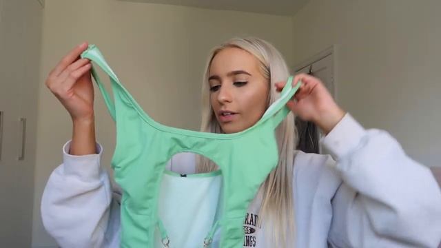 На показе Бикини 2025 года. Новые прозрачные купальники! смотреть онлайн