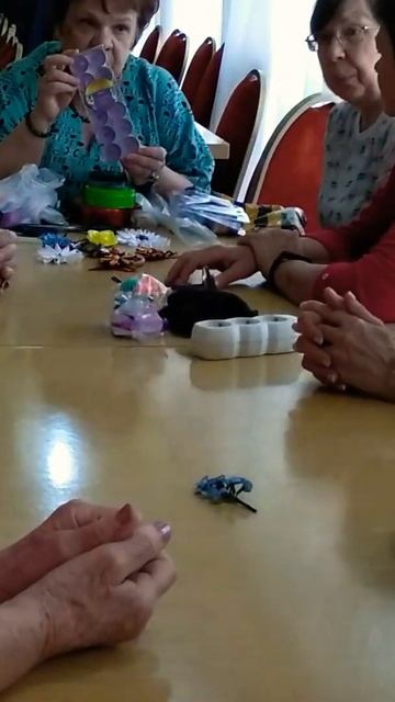 Нас бабушек в санатории Серебряный бор Пенза учат делать броши. смотреть онлайн