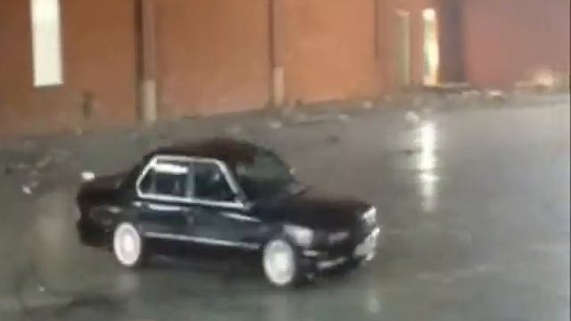 BMW E28 M535i vs BMW E30 mtech-1 burnout and drift смотреть онлайн