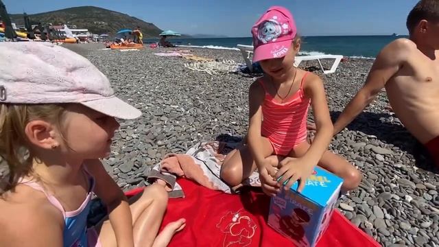 Диана и Милана снова приехали в Рыбачье отдыхать)Играем в игру «Пират в бочке»!!! смотреть онлайн