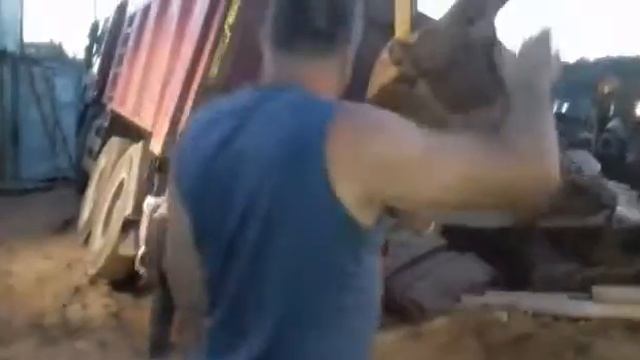 Перевернул Сомосвал мерседес актрос положил смотреть онлайн