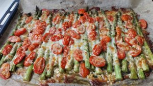 Как вкусно приготовить спаржу. Спаржа с помидорами и сыром в духовке. Простой и вкусный рецепт!