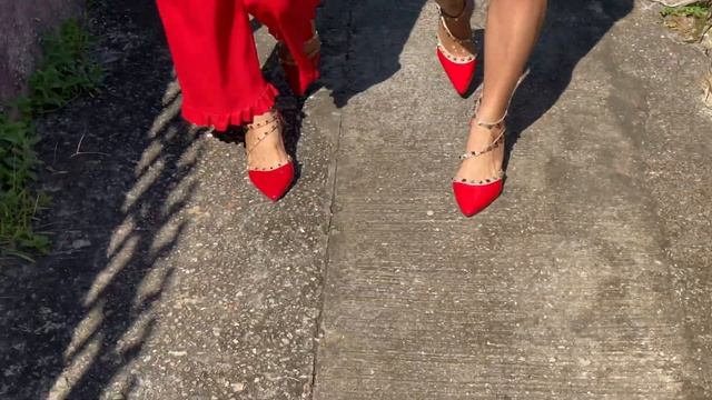 Walking around in Red Heels смотреть онлайн