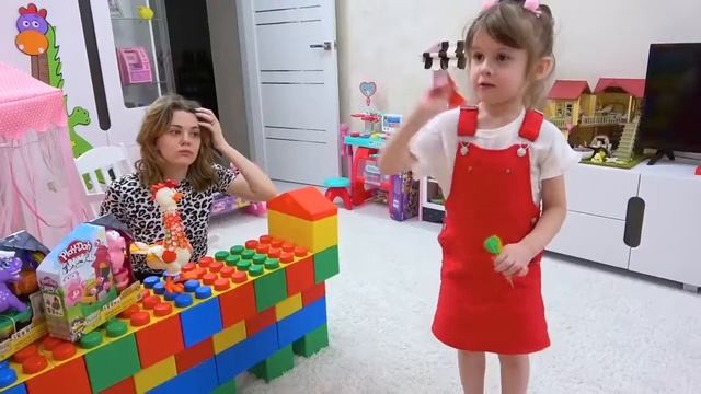 Ева и Мама Лопают Шарики и Получают Сюрприз