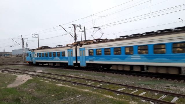 ЭД4М-0496 ОТПРАВЛЯЕТСЯ СО СТАНЦИИ ЕВПАТОРИЯ-ТОВАРНАЯ + ПРИВЕТЛИВАЯ БРИГАДА! [КЖД ДЕКАБРЬ 2023] смотреть онлайн