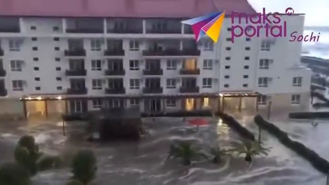 Вот такие огромные волны в Сочи смотреть онлайн
