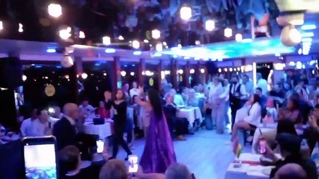 НОЧНОЕ ШОУ НА КОРАБЛЕ ПО БОСФОРСКМУ ПРОЛИВУ.Еда и выпивка безлемит. смотреть онлайн