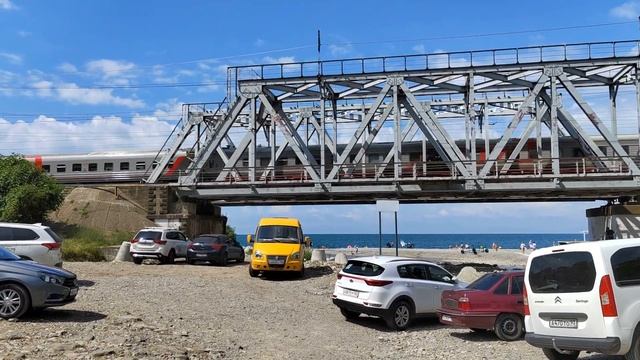 Электровоз 2ЭС4к с пассажирским смотреть онлайн