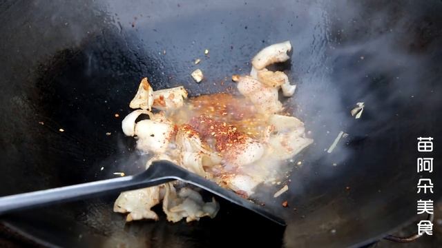 闭关粮食被清空，简单做个蒜苗炒肉，苗大姐吃饭速度，吃嘛嘛香！【苗阿朵美食】 смотреть онлайн