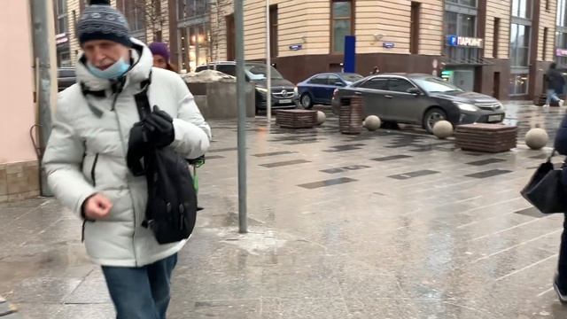 Fashion street from Moscow .Зимний дождик в Москве. смотреть онлайн