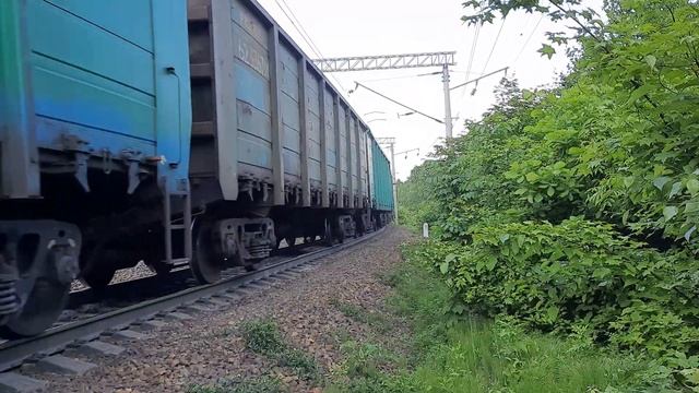 Система электровозов 2ЭС5К-039+037 с грузовым поездом и толкачем 4ЭС5К-011 "Ермак". смотреть онлайн