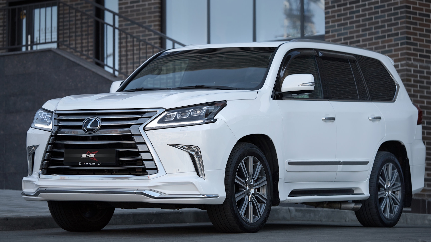 Замена колодок на Lexus LX570 смотреть онлайн