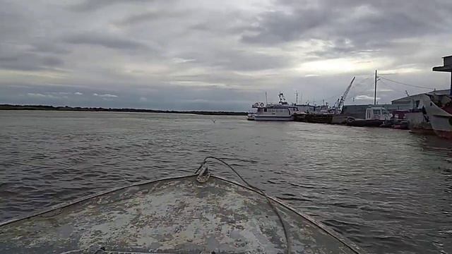 Возвращаемся на лодке подходим к Яр-Сале.