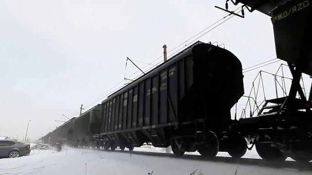 2ЭС4К-029 с грузовым поездом проследует по перегону Парнас - Ручьи смотреть онлайн